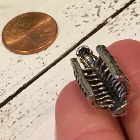 1X HP Rocker Spinal Chord Ear Cuff - Picture 6 of 8